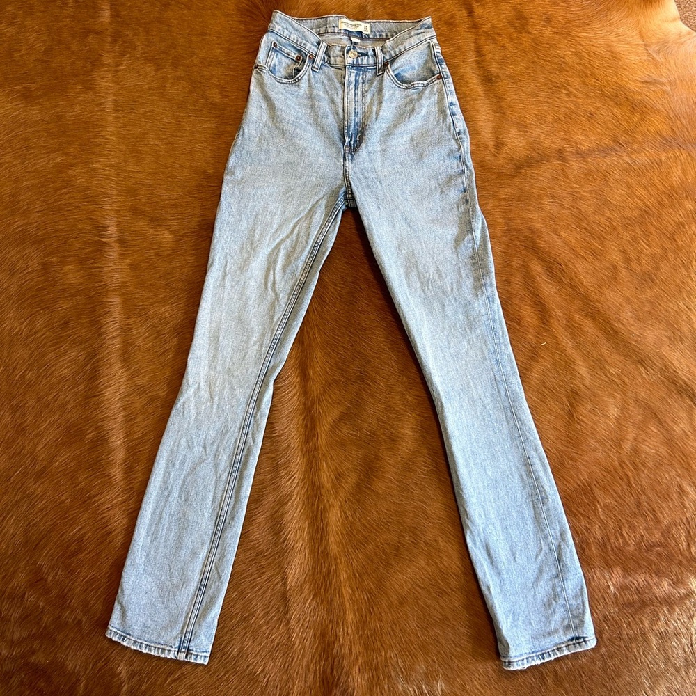 Abercrombie & Fitch
The '90s Slim Straight
Ultra High Rise
Curve love 
24
00